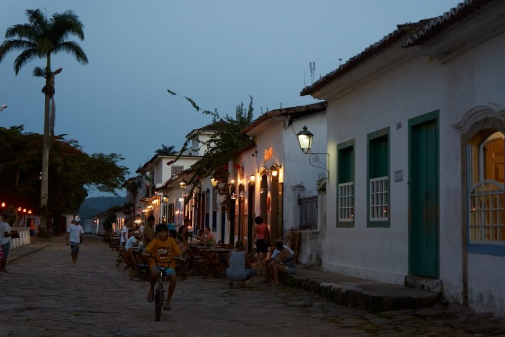 Paraty´s Historic Center dates back to the years 1820s. 

The Historic Center, considered by UNESCO as the most harmonious colonial architectonic set , is declared a National Patrimony and it is preserved by IPHAN (“National Historic and Artistic Patrimony Institute”). 

Its streets, protected by chains that prevent cars from passing, also preserve the colonial charm, allied to a varied commerce and to very intense artistic and cultural expressions.